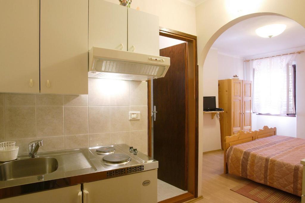 Rooms Sara Groznjan Bilik gambar