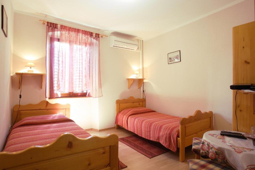 Rooms Sara Groznjan Bilik gambar