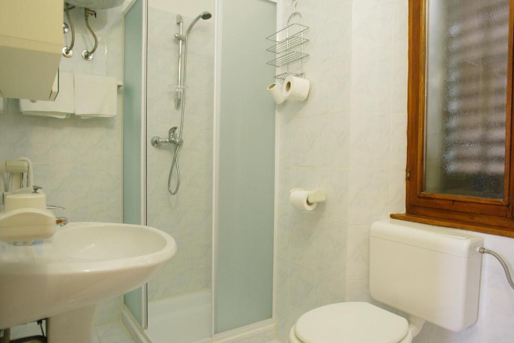 Rooms Sara Groznjan Bilik gambar